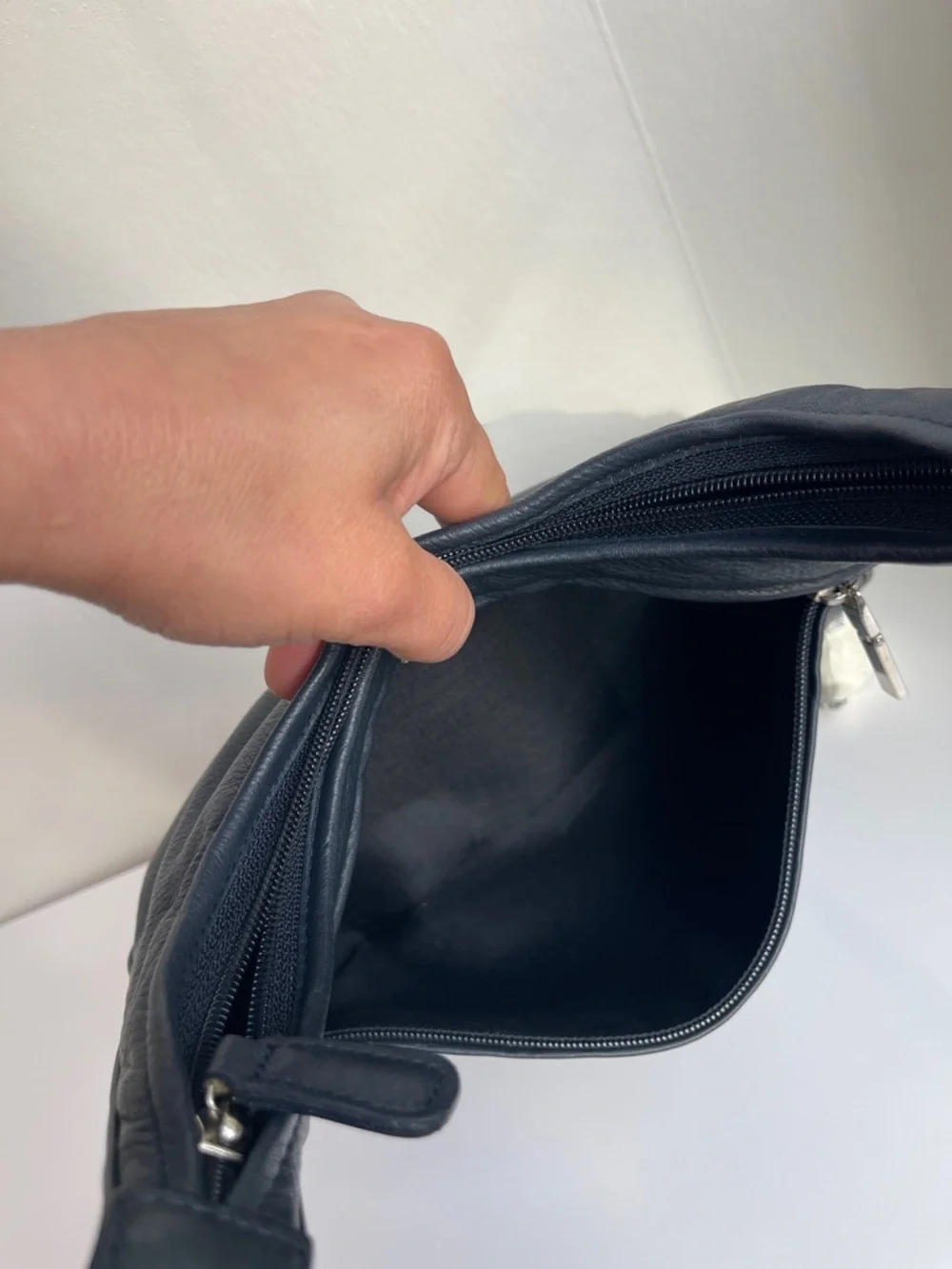 Liz Claiborne Vintage Genuine Leather Shoulder Bag Navy